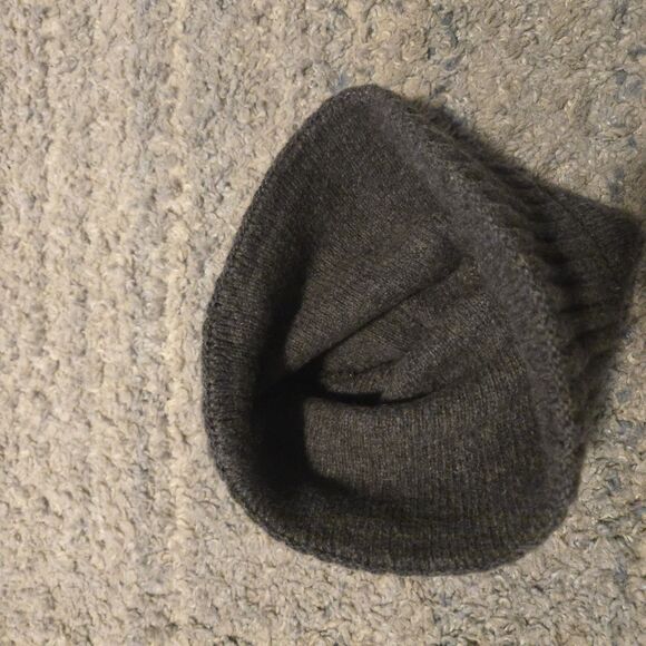 Patagonia Beanie Hat Gray Mens Cuffed Knitted Hiking Logo Mountain - Picture 2 of 4